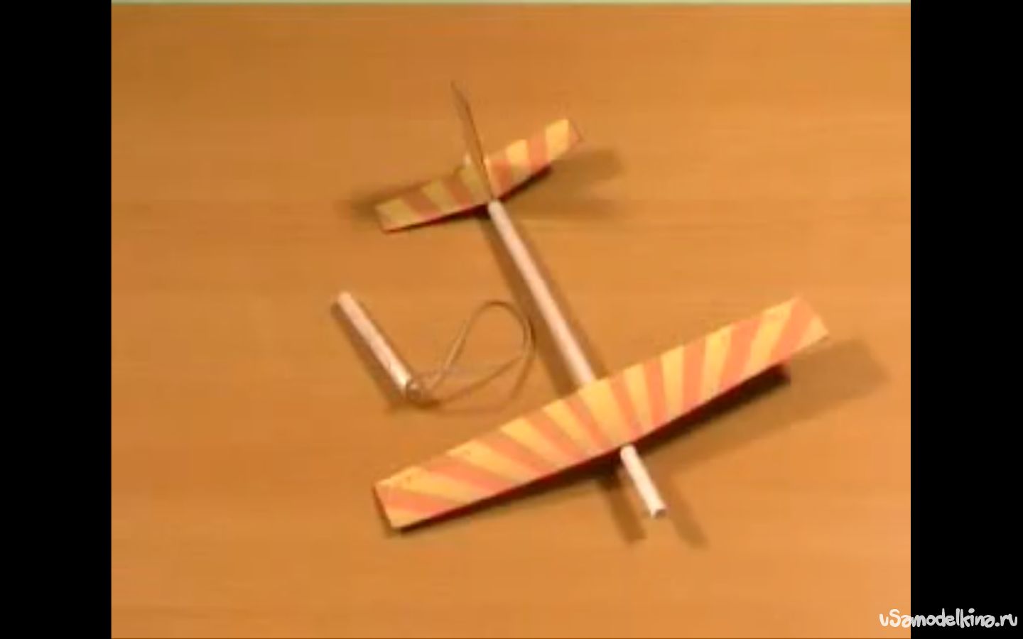 Вертолет муха видео. Самолетик на палочке из бумаги. Самолёт из картона летающий. Поделка самолетик на палочке из картона. Поделка вертолет.