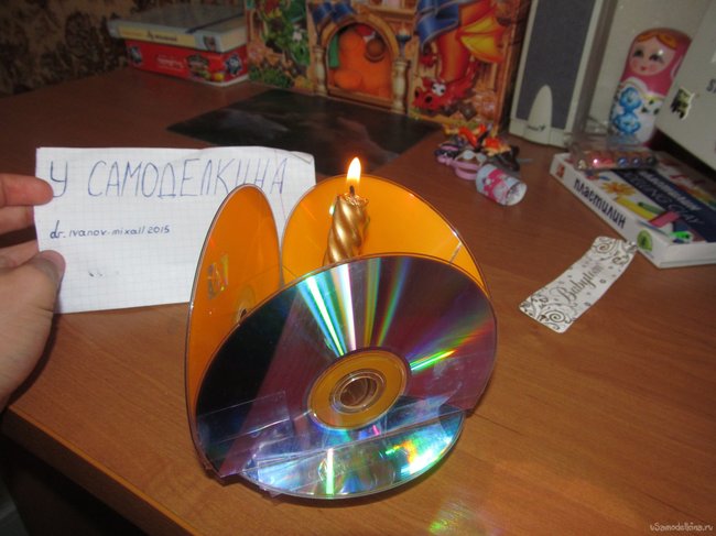 Стол из компакт дисков