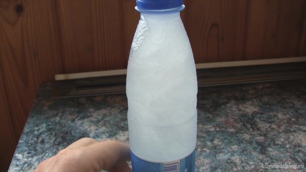Замерзающая вода в бутылке. Замерзшая бутылка. Лед в пластиковой бутылке. Замороженная вода в бутылке. Замерзание воды в бутылке.
