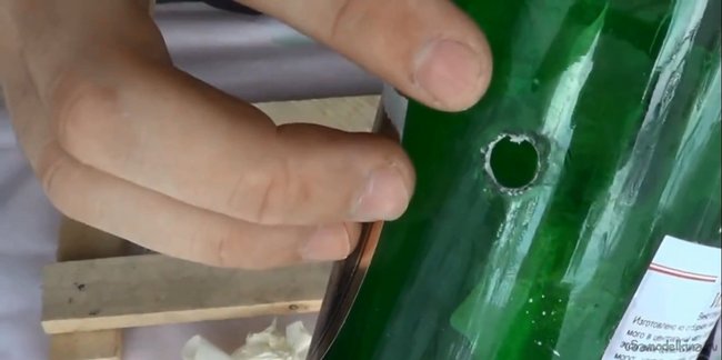 Как сделать дырку в пластиковой бутылке