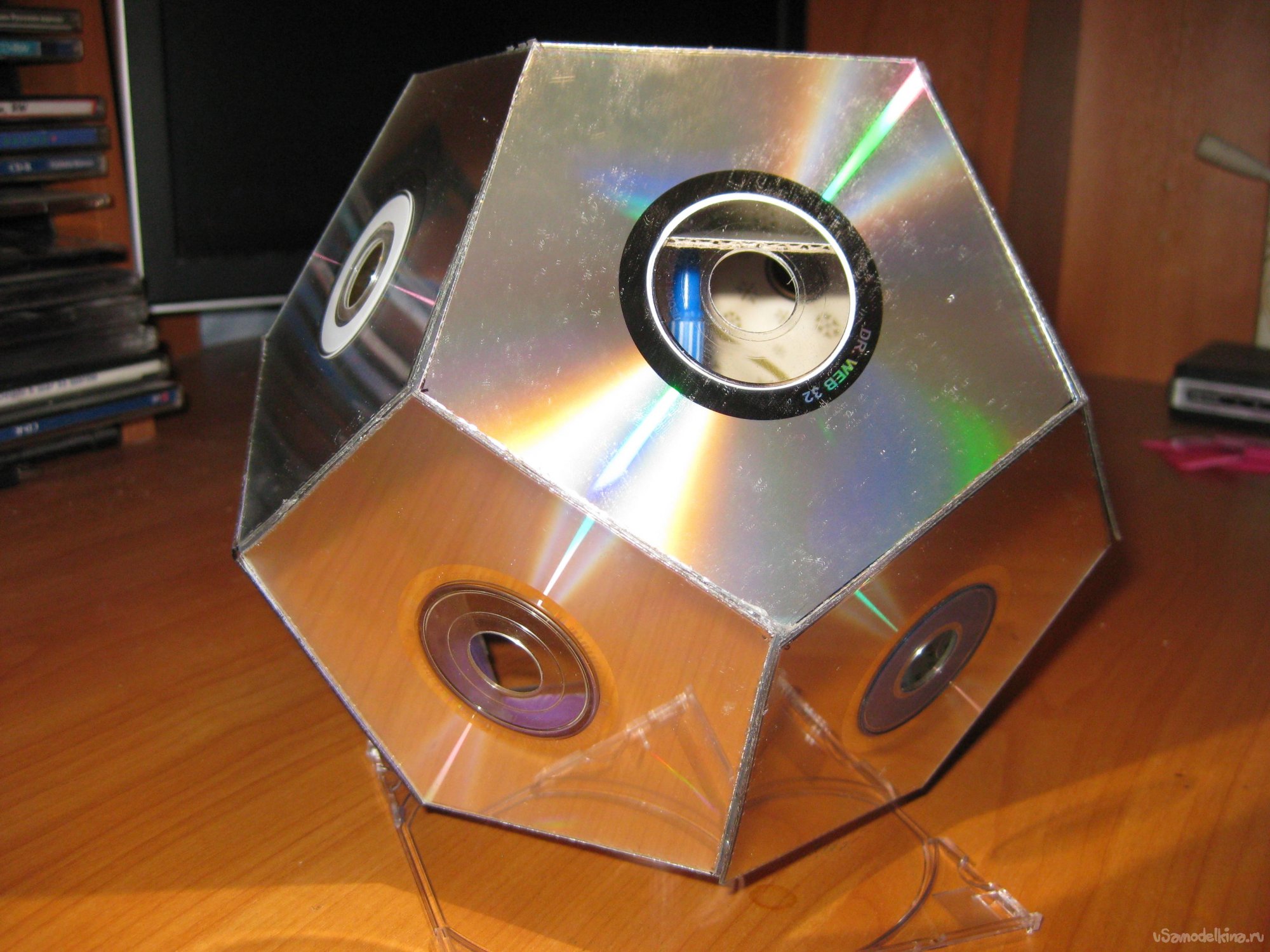 Робот из компакт дисков