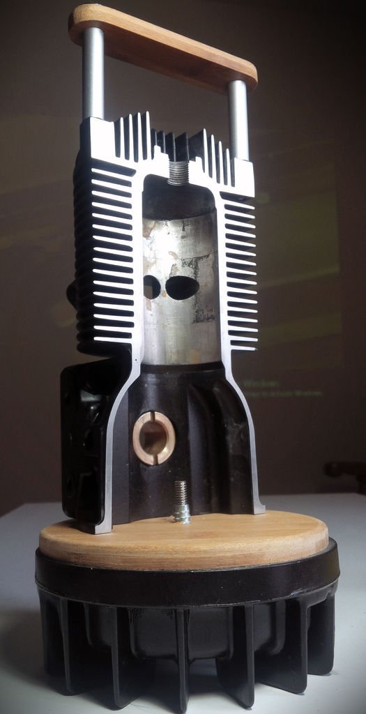 Настольная лампа из двигателя