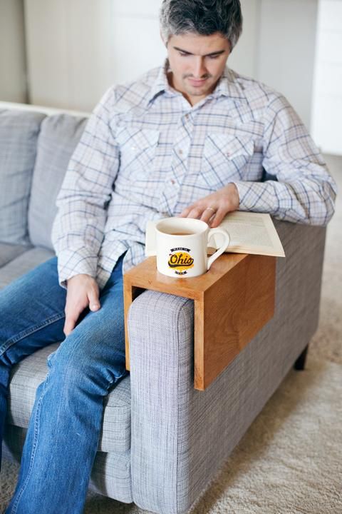Столик подлокотник для дивана своими руками