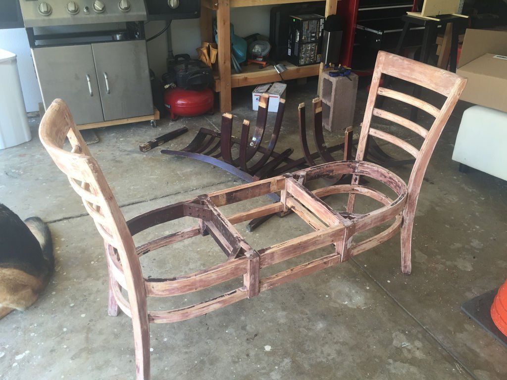 Как из пары старых стульев смастерить скамейку