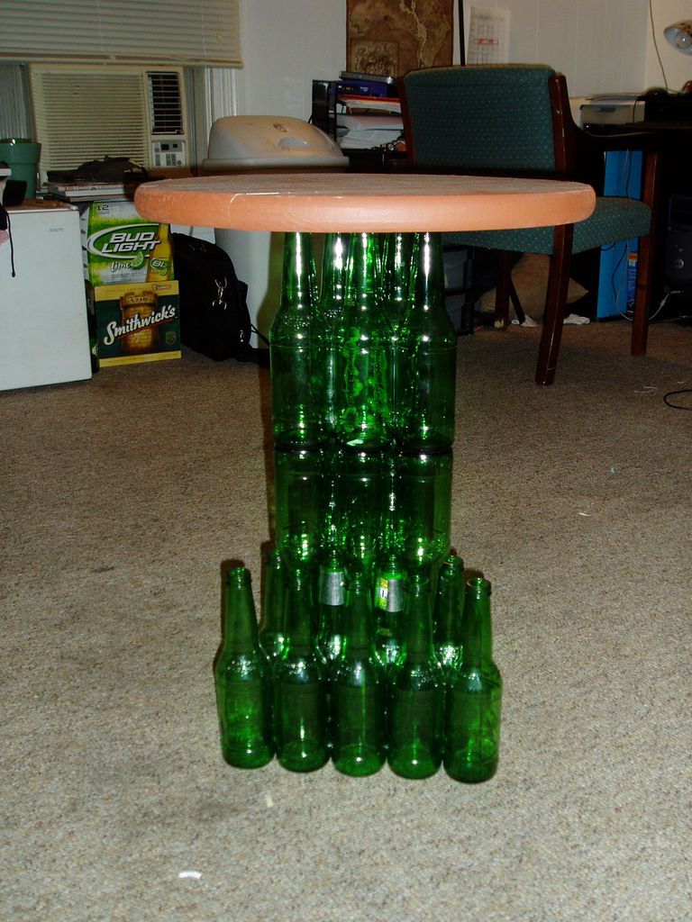 Что можно сделать из пивной. Стол из пивных бутылок. Стол из стеклянных бутылок. Стол из пластиковых бутылок. Стол и стулья из стеклянных бутылок.