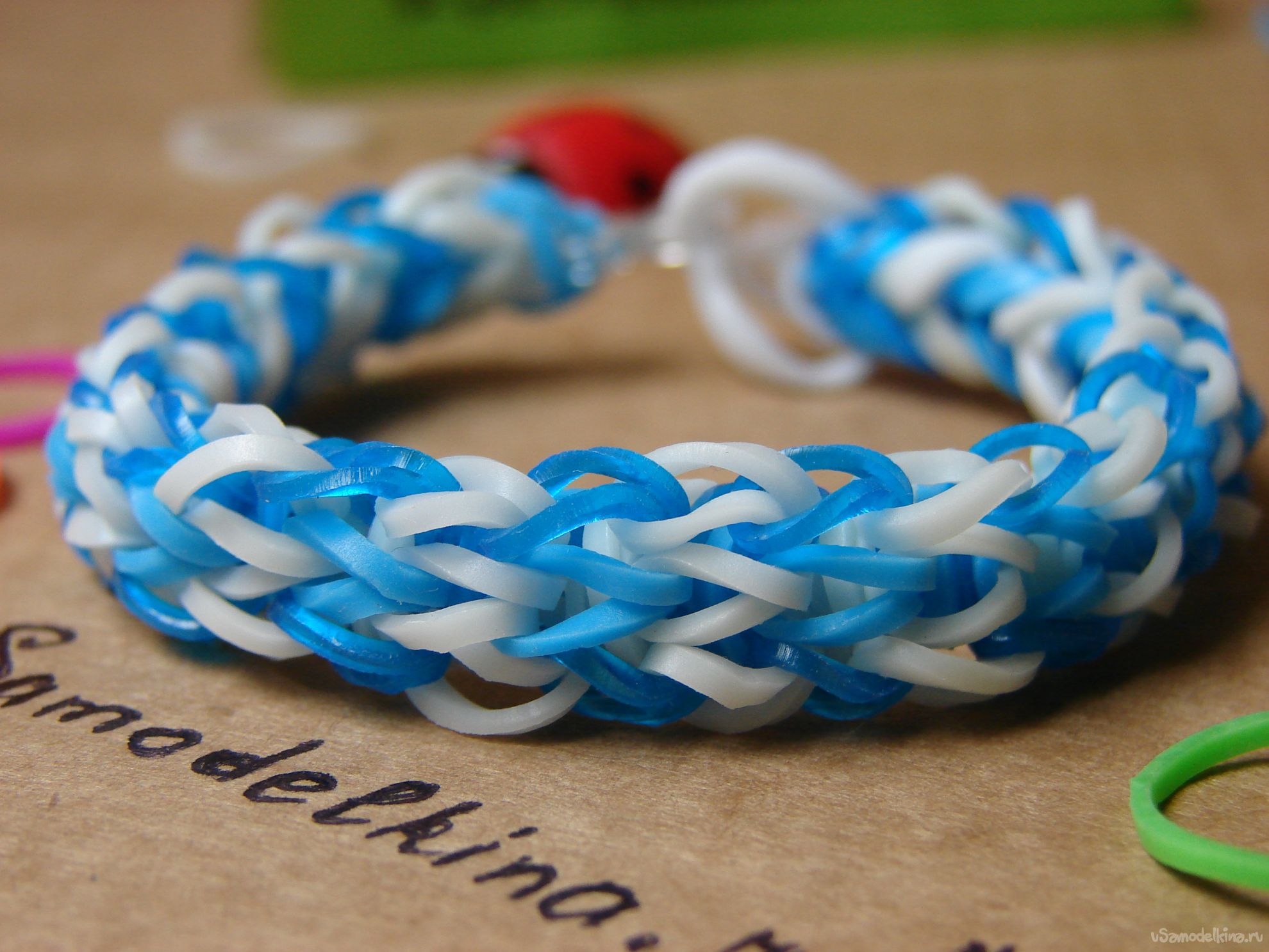 Браслет овен на рогатке. Браслет спираль из резинок. Браслет спираль из резинок. Спиральный браслет из резинок на рогатке. Браслетики из спиралек.