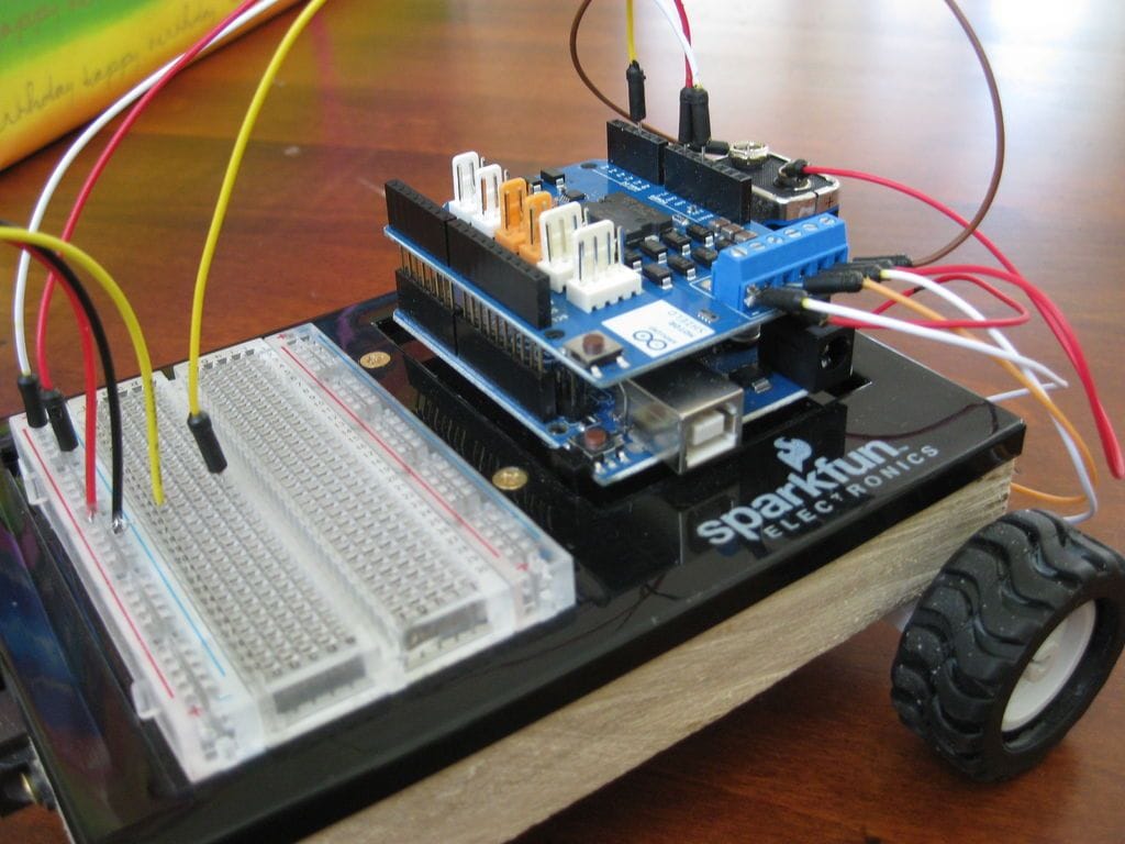 Собран на ардуино. Arduino uno робот. Самоделки на Arduino uno. Робот на ардуино уно. Роботы на ардуино на 2 колесах.