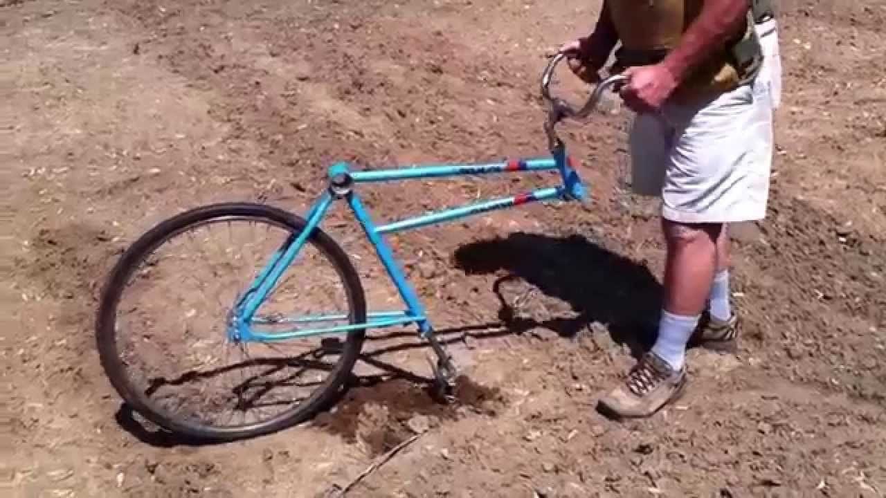 На велосипеде под рамой