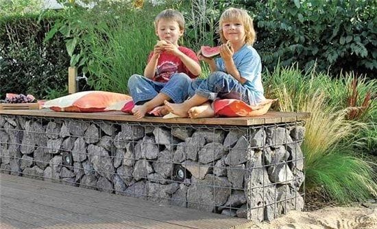 Габион-скамья с подсветкой для отдыха