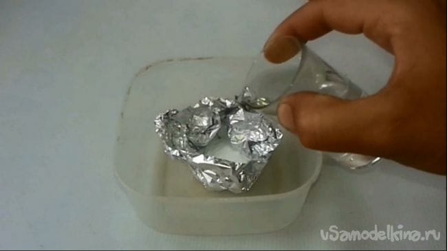 Использовать пасту для чистки серебра