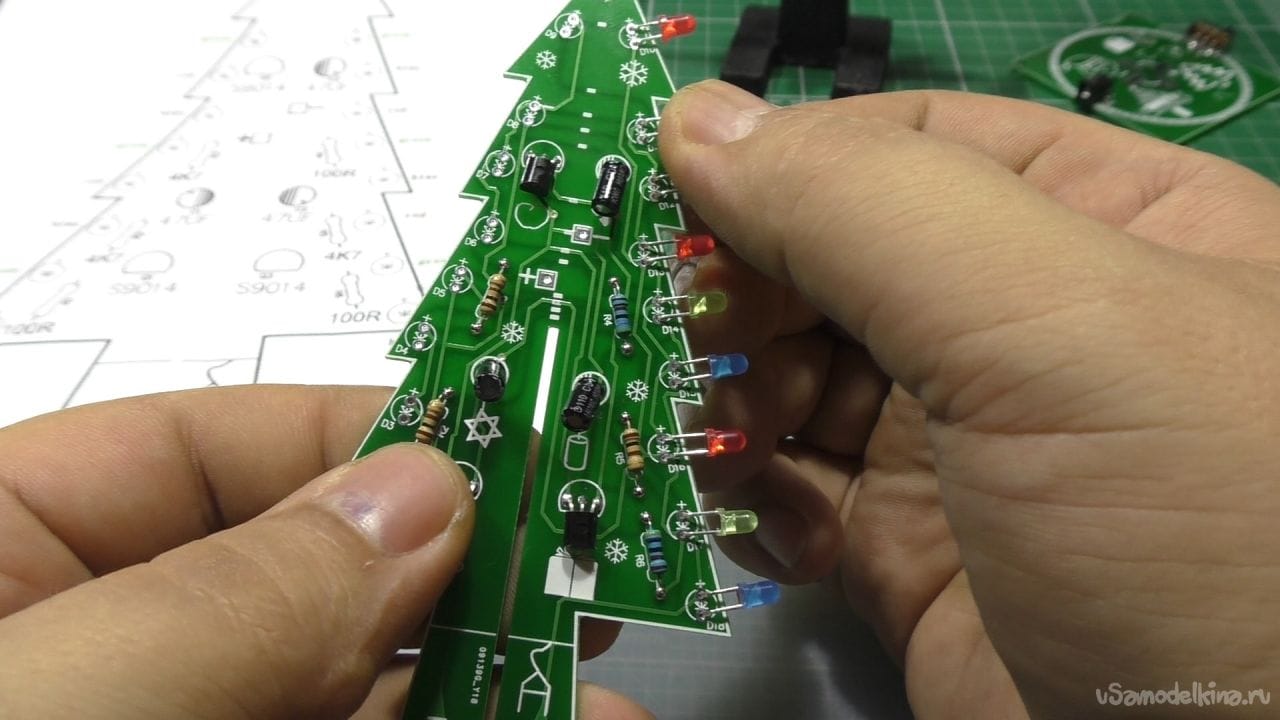 Конструктор плат. Елочка из электронных компонентов. Елка из электроники. Платы елочных переключателей. Электронный конструктор елочка.