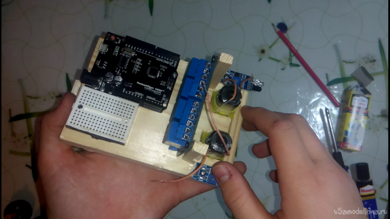 Самодельный робот на Arduino, следующий за рукой