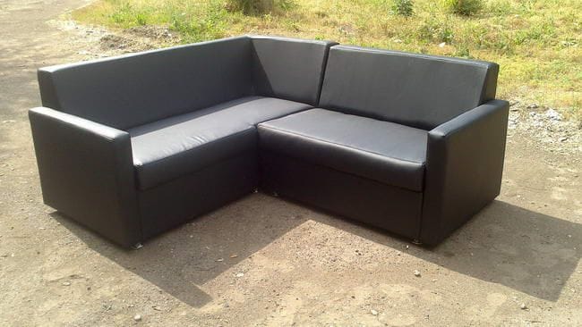 Самодельный угловой диванчик в черной экокоже