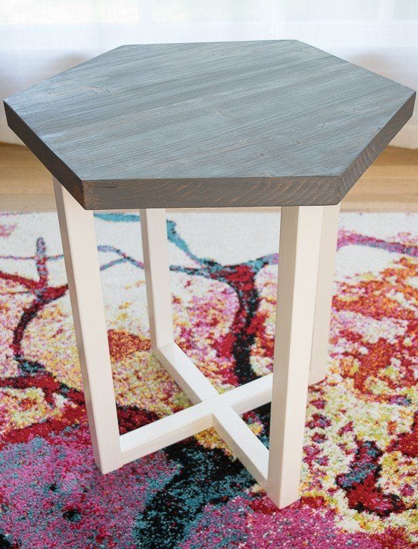 Шестиугольный стол из дерева