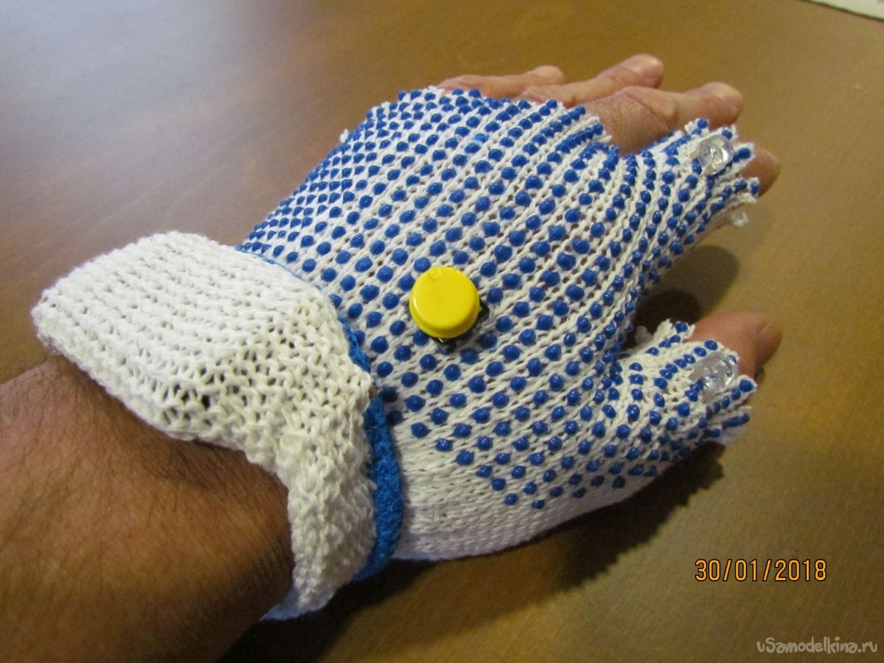 Самодельная перчатка. Перчатка для управления компьютером. Рыцарская перчатка повязка. Перчатка фонарик с аккумулятором своими руками.