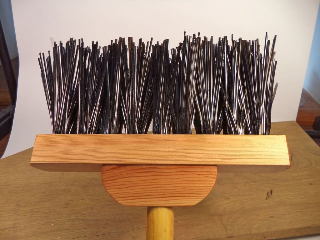 щетка из пластиковой бутылки. щетка своими руками. изготовление щеток. щетка из пластика. как сделать щетку.