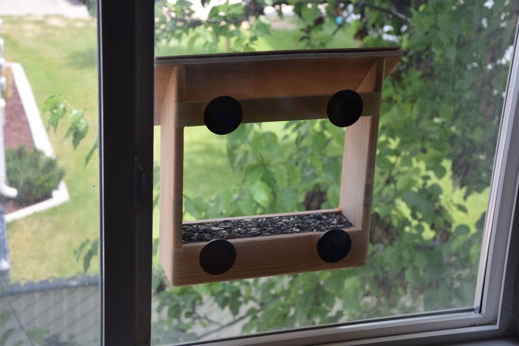 Кормушка для птиц под окном. Скворечник на окно. Кормушка для птиц на окно. Кормушка на подоконник. Скворечник на подоконник.