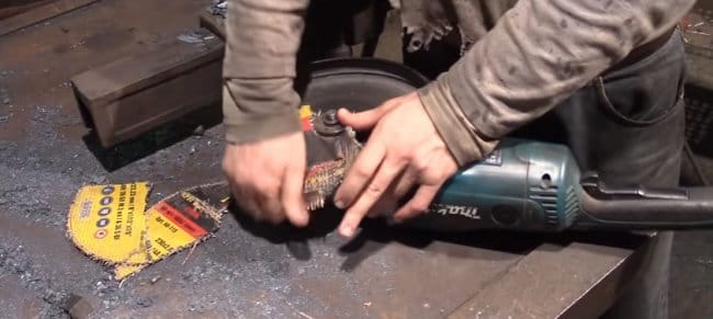 Заклиненный диск болгарки ломают