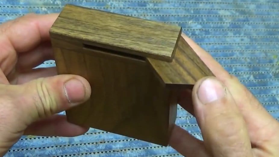 Деревянный портсигар с секретным механизмом открывания