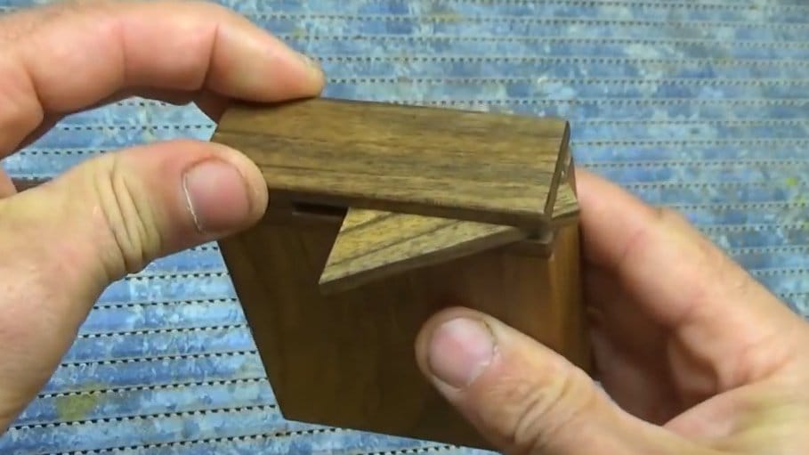 Деревянный портсигар с секретным механизмом открывания