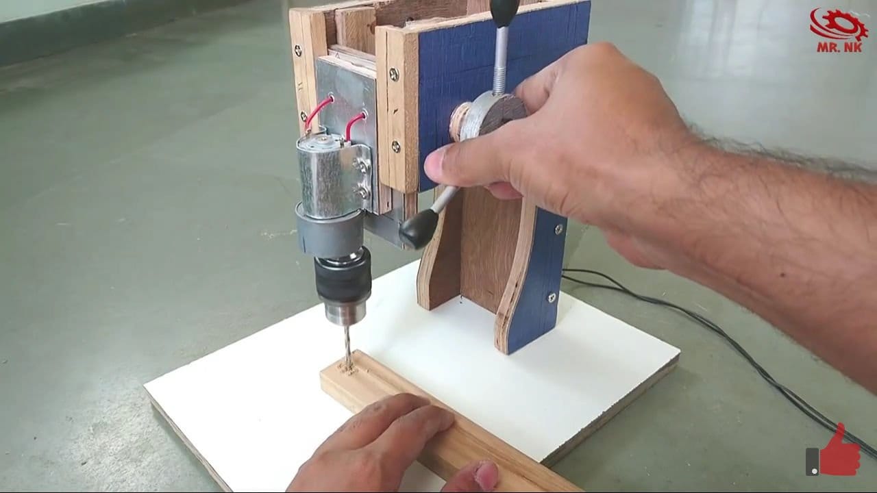 Как сделать самодельный сверлильный мини-станок своими руками