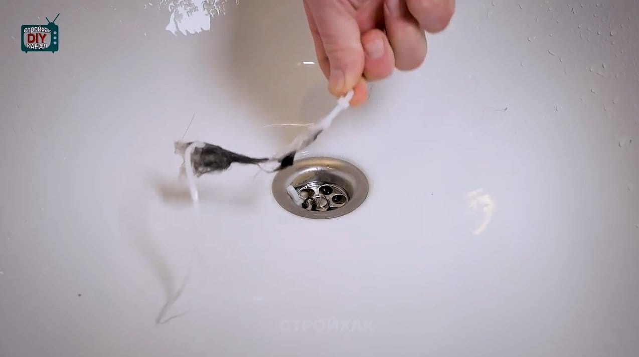 Как прочистить слив в ванной подручными средствами от волос