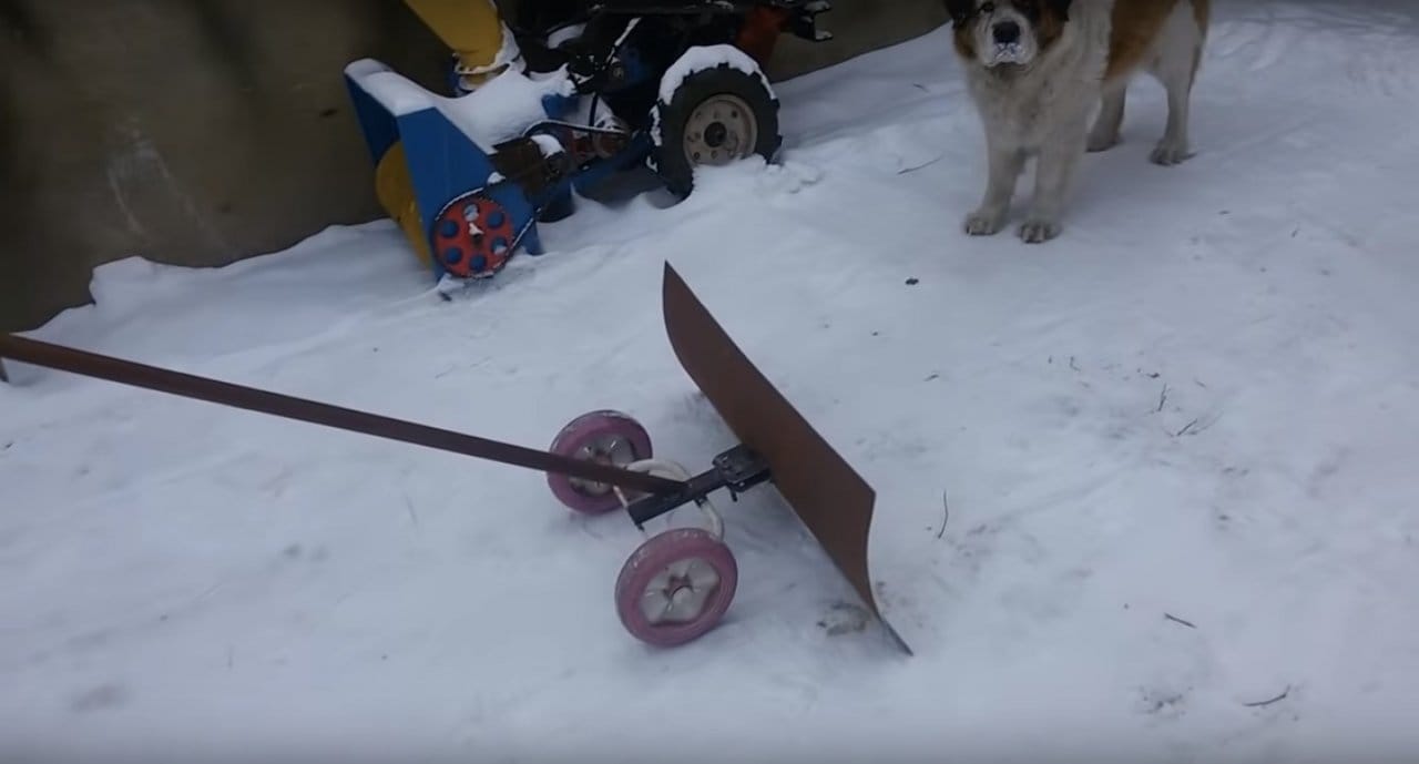 Парень, своими руками, сделал снегоуборочную машину из электрического велосипеда