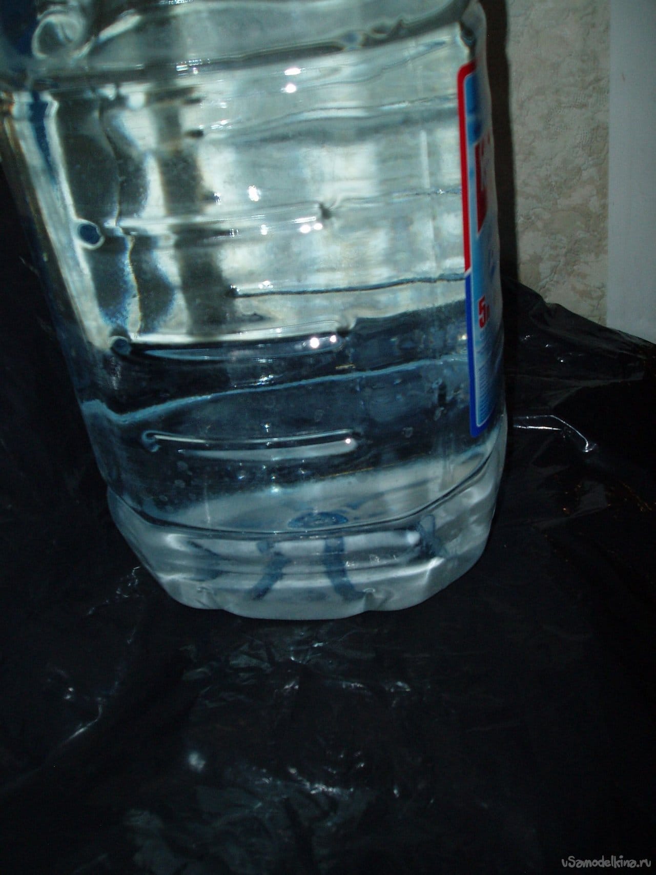 Замороженная вода в бутылке. Замороженная вода. Фото замороженная вода в бутылке домашнее фото опыт. Фото замороженная вода в банке.