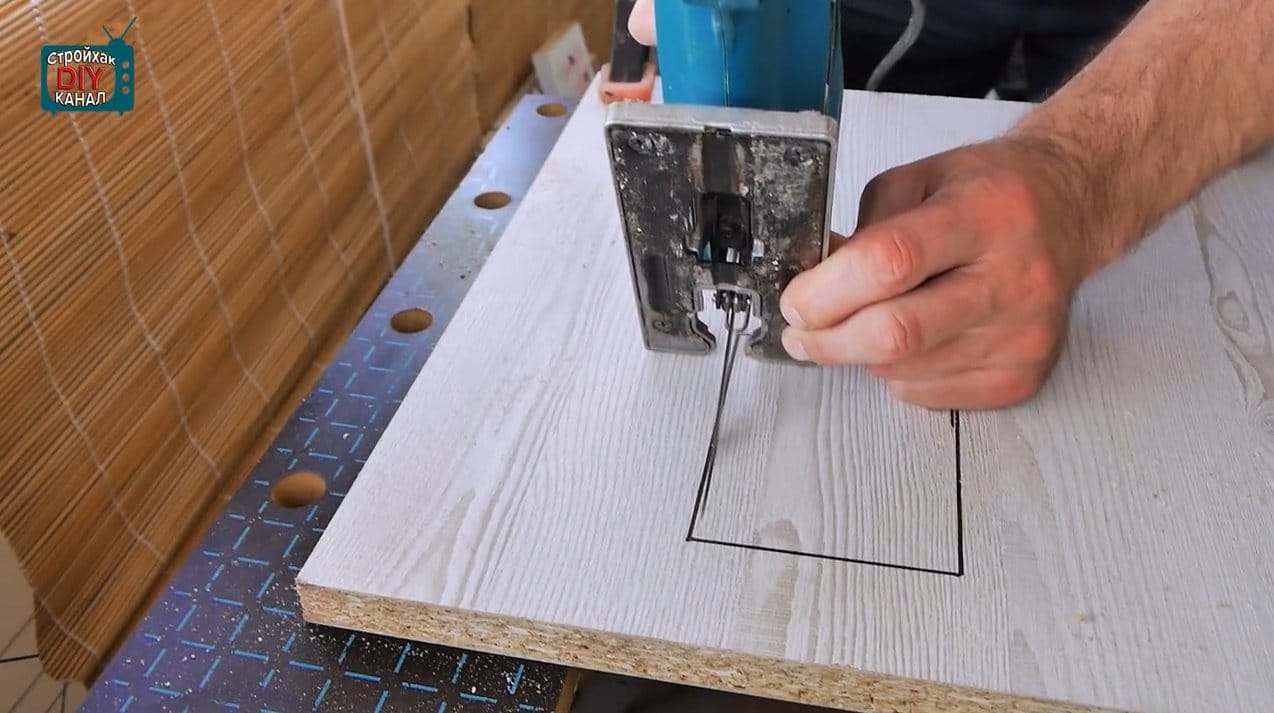 Как разрезать столешницу. Отпилить столешницу. Резка керамогранита лобзиком. Отрезать лдсп лобзиком. Распил столешницы лобзиком.
