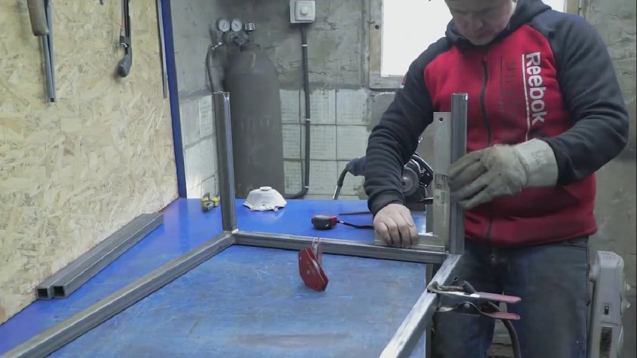 Шаблон для резки профильной трубы. Кондуктор для резки профильной трубы под 45 градусов. сварка профиля под 45 градусов. резка профильной трубы под углом. шаблон для резки профильной трубы под 45 градусов.