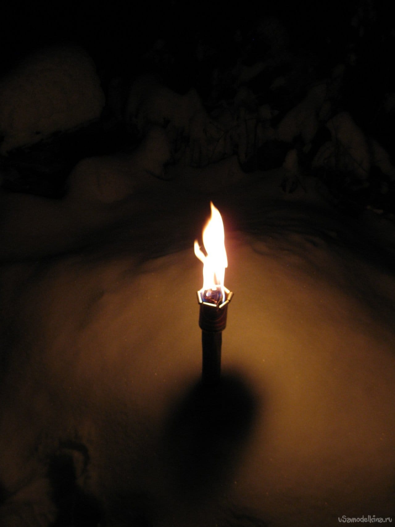 Факела горят в руках мод. Факел из трубы. Факел из бумаги. Факел из свечей и бумаги. Факел из чурки.