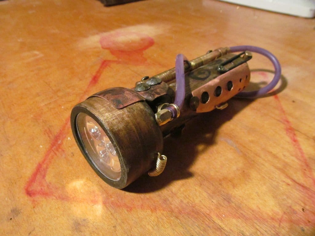Женя изготовил самодельный фонарик