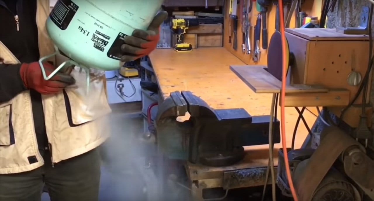 Устройство для мусорного ведра на двери шкафа