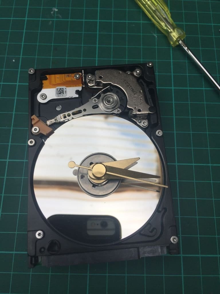 Жесткий диск не выключается. Часы из hdd. часы из hdd диска. старый жесткий диск. самоделки из жесткого диска.