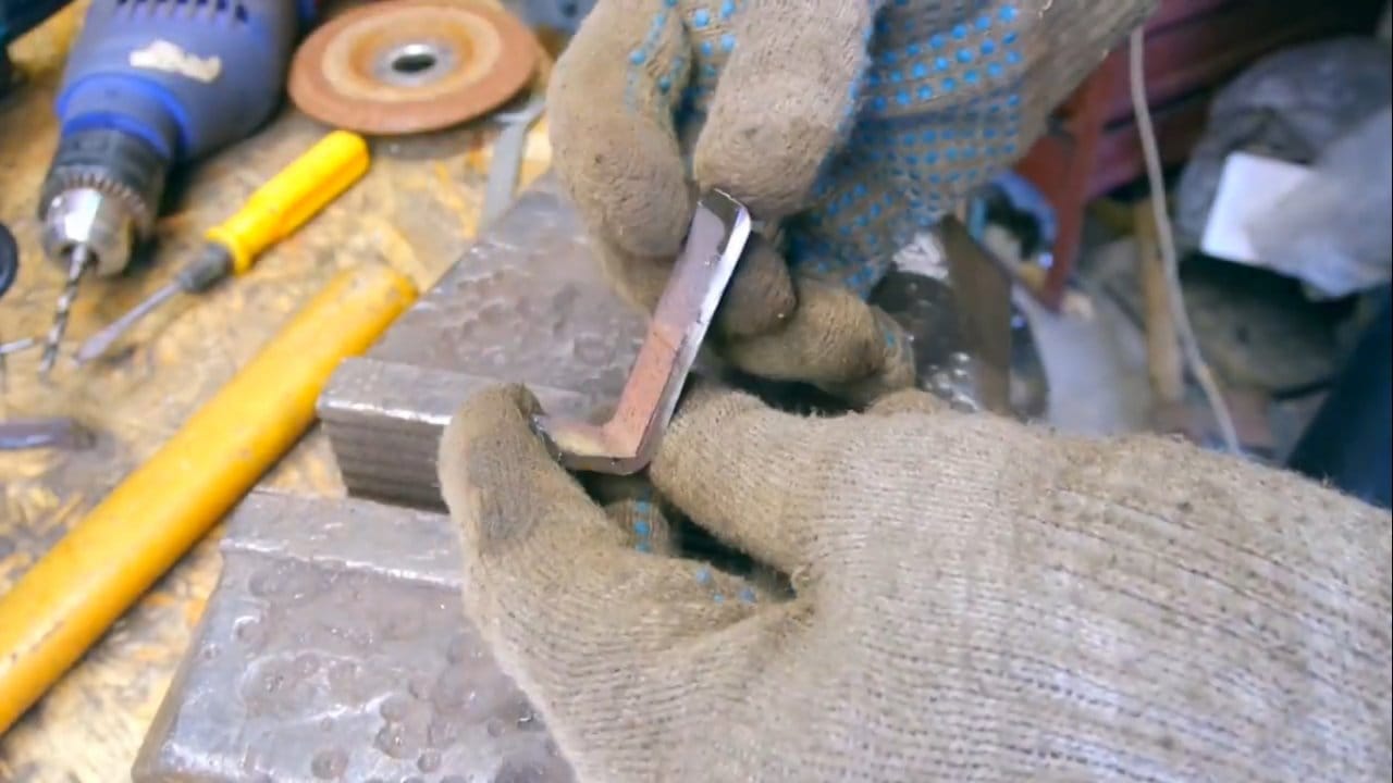 Им сантехник резьбу нарезает 5. Как восстановить разбитое отверстие в металле своими руками.