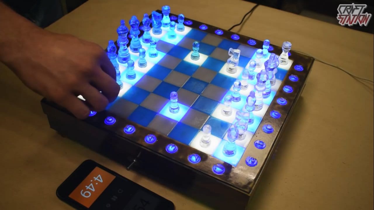 Умные шахматы с подсветкой. Шахматы с подсветкой. Прозрачные шахматы с подсветкой. Шахматы из эпоксидной смолы. Шахматы и шахматная доска из эпоксидной смолы.
