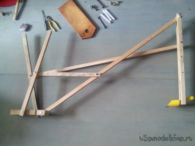 Экскаватор для детской площадки из жердей и болтов