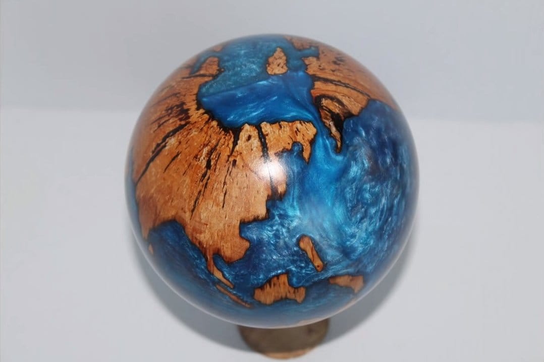 Планеты самодельные. Глобус из эпоксидной смолы. Планета земля из смолы. Глобусы планеты + натуральные камни. Часы из эпоксидной смолы Планета земля.
