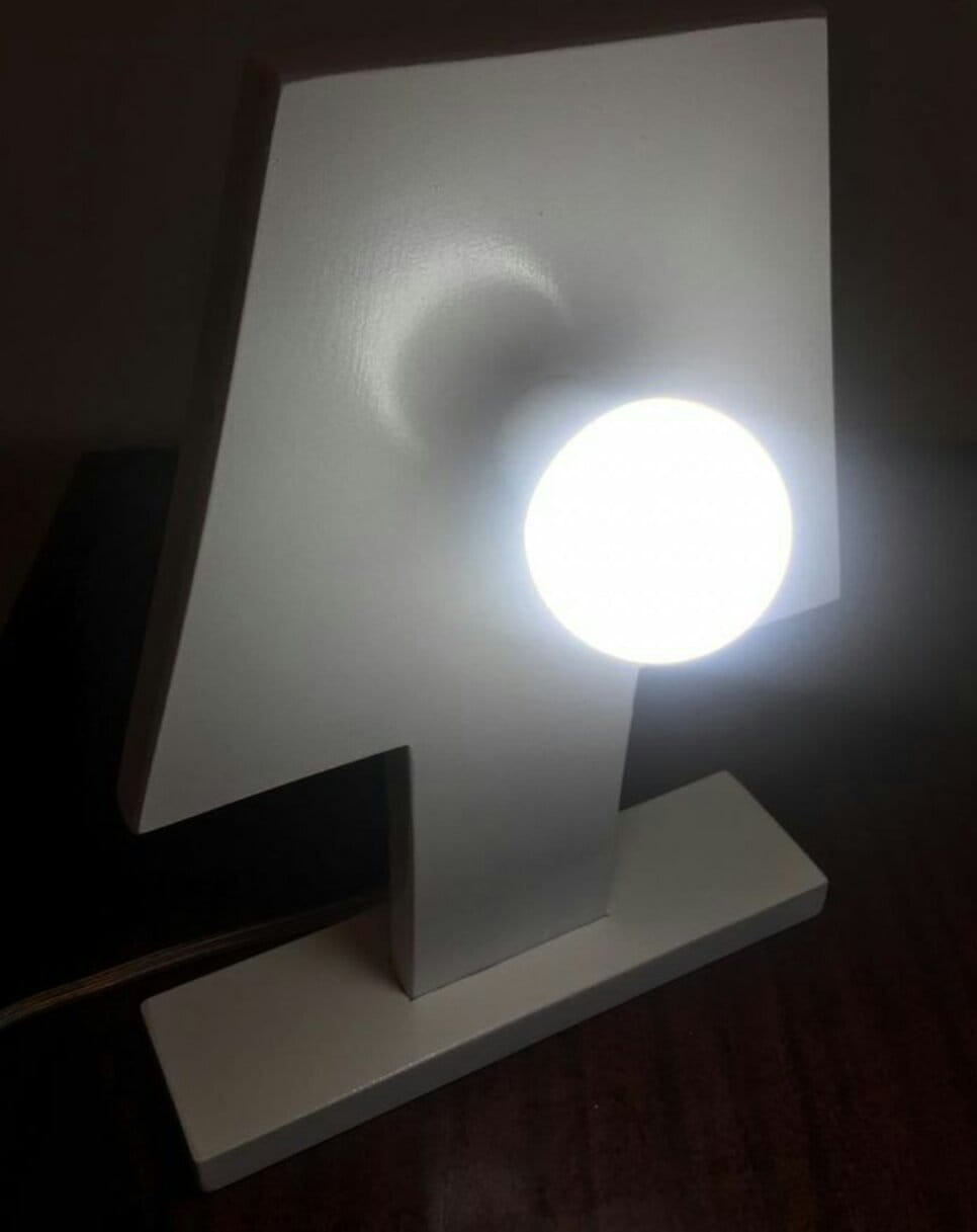 Светильник в виде силуэта настольной лампы