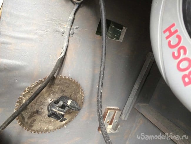 Запасной диск на крючке. На нем снаружи оснастка для пылесоса.