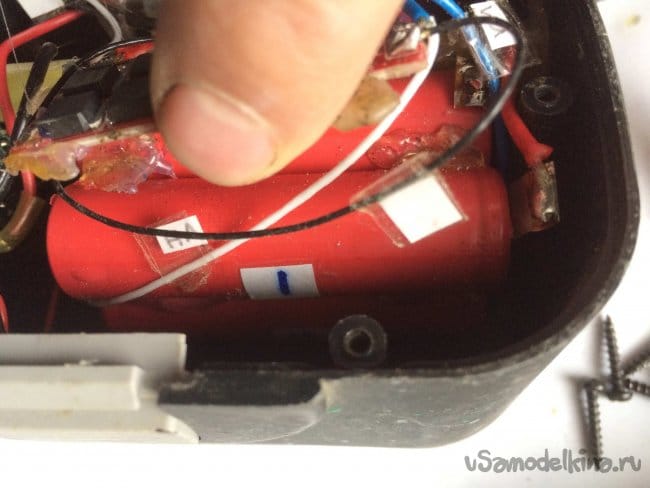 Крепеж контроллера и отдельных аккумуляторов термоклеем