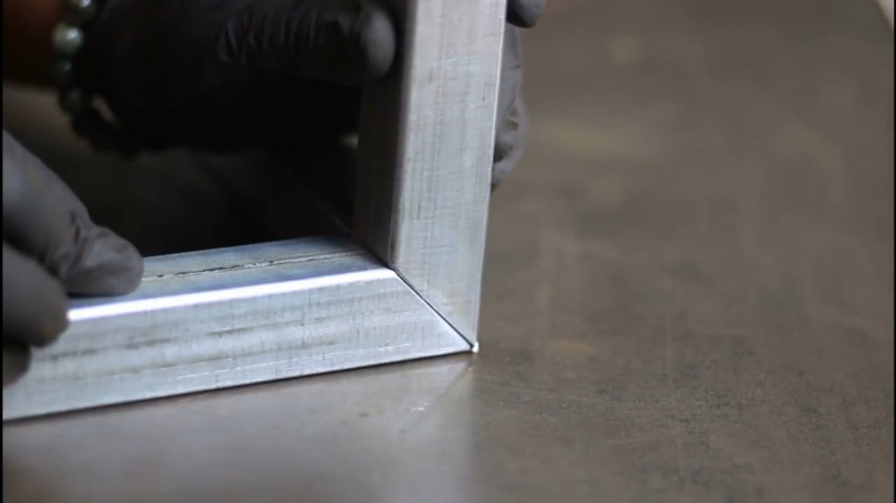 гибка профильной трубы под 90 градусов. загиб профильной трубы под 90 градусов. загнуть профильную трубу под 90. загнуть профильную трубу. сварка профильной трубы под 90 градусов.