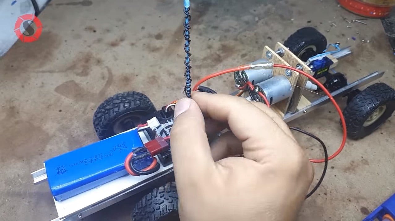Как сделать радиоуправляемый детский электромобиль своими руками?