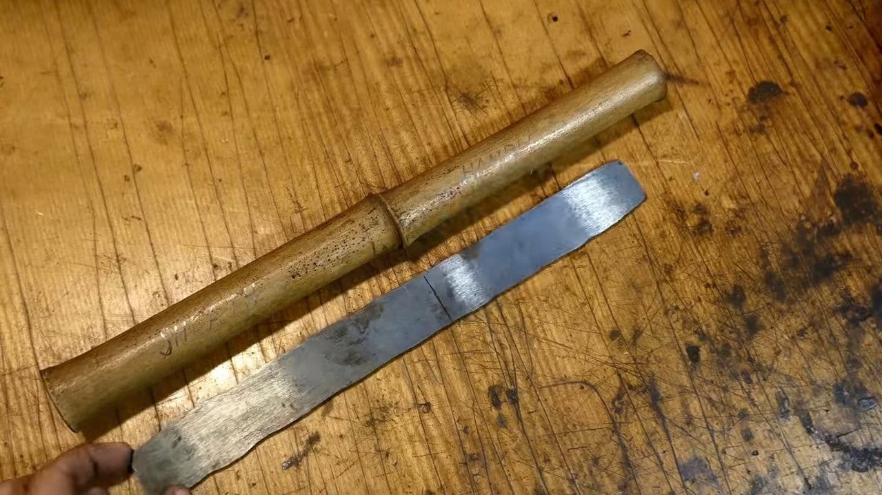 Интересный нож с рукоятью и ножнами из бамбука