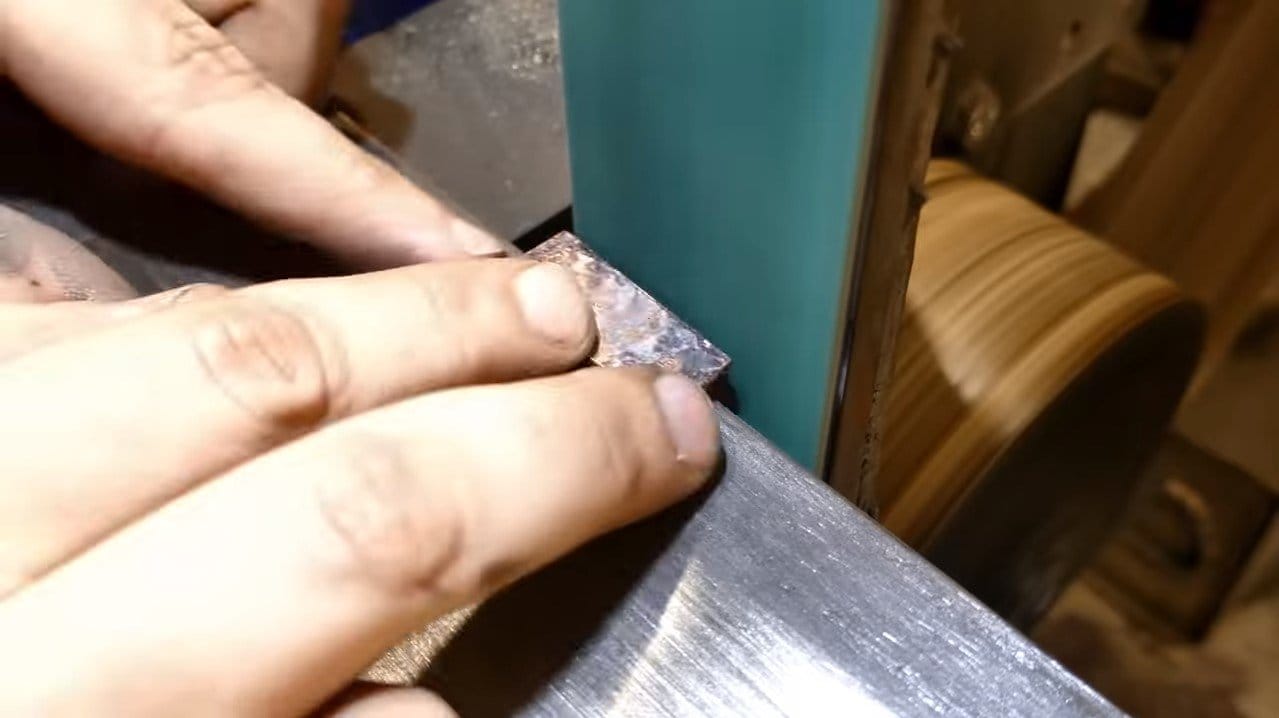 Интересный нож с рукоятью и ножнами из бамбука