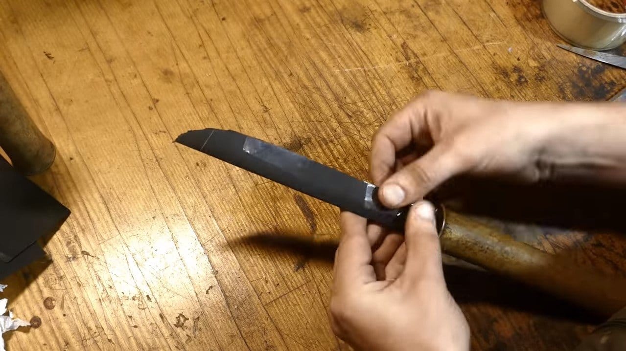 Интересный нож с рукоятью и ножнами из бамбука