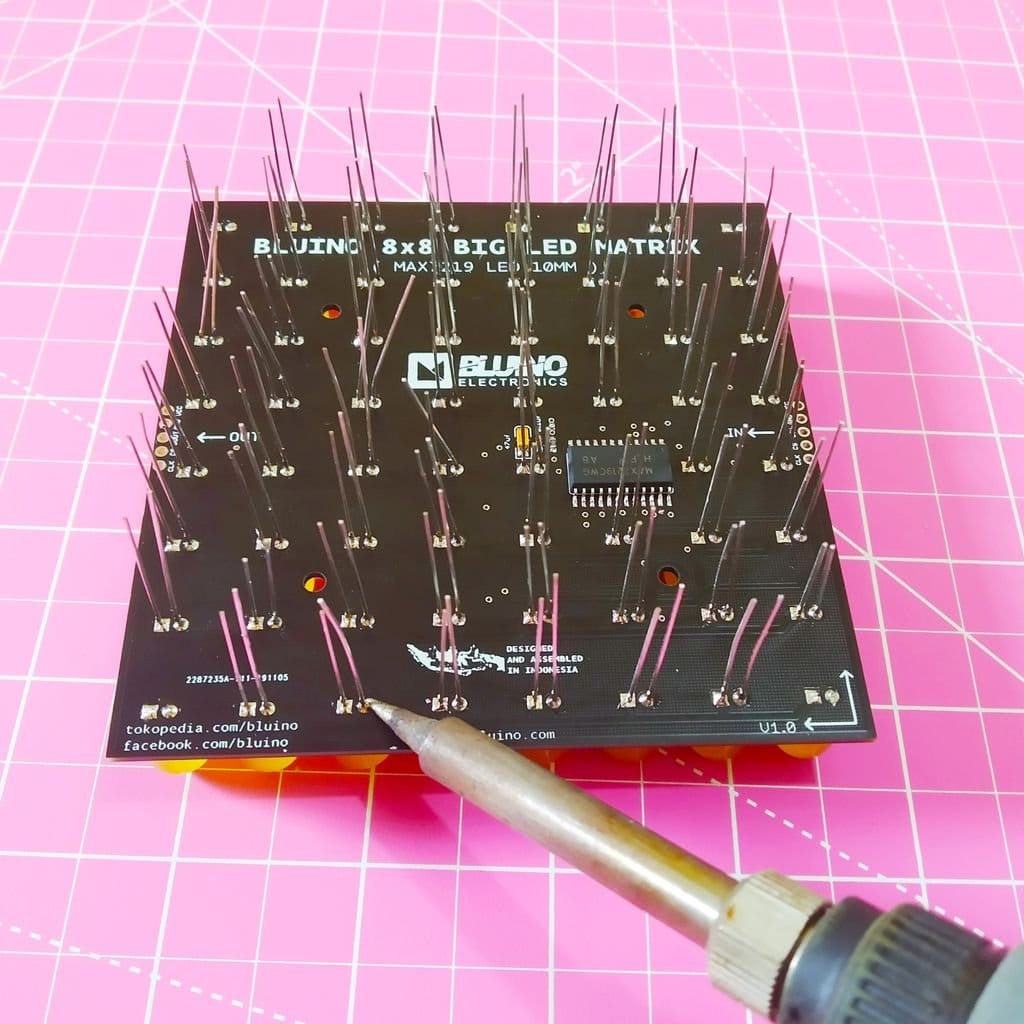 Самодельная светодиодная матрица 8х8 пикселей, 100х100 мм