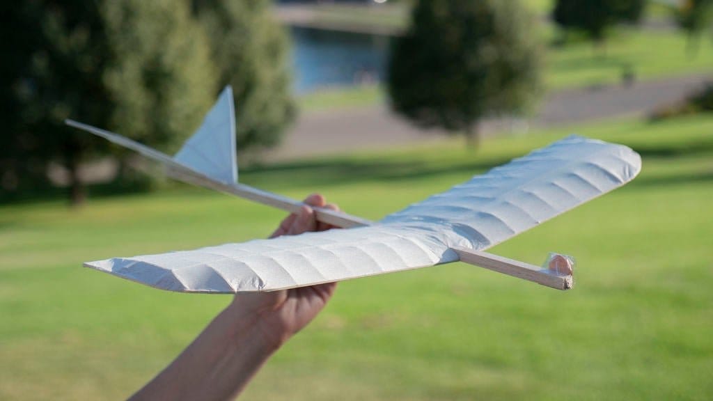 Как сделать бумажный самолет своими руками