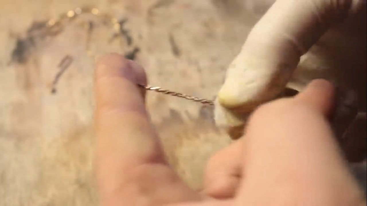 Настоящее золото и подделка. Золотые украшения в чашке. Начищенное золото. Как определить золото уксусом. Как проверить настоящее золото или нет.