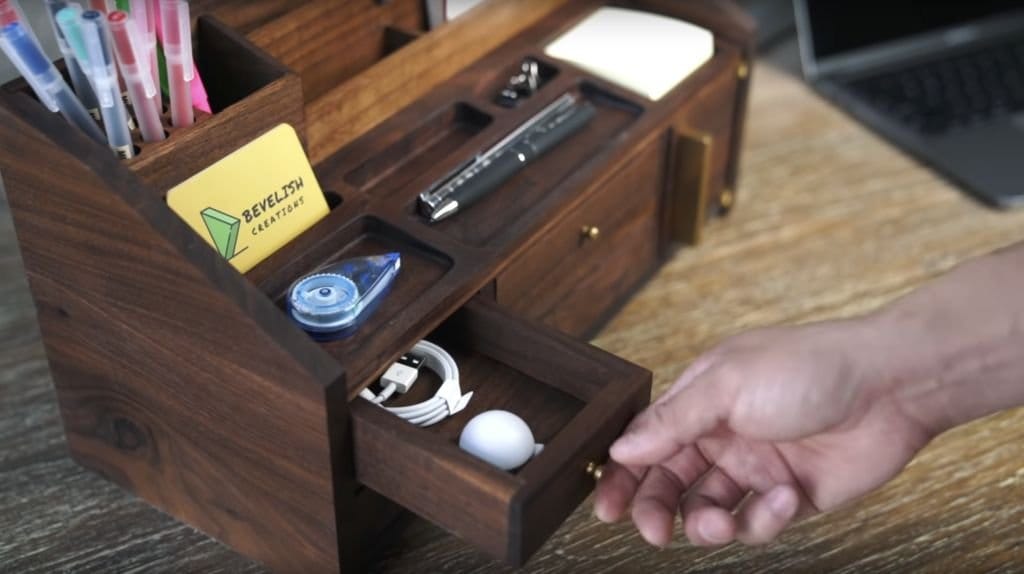 Настольный органайзер из дерева